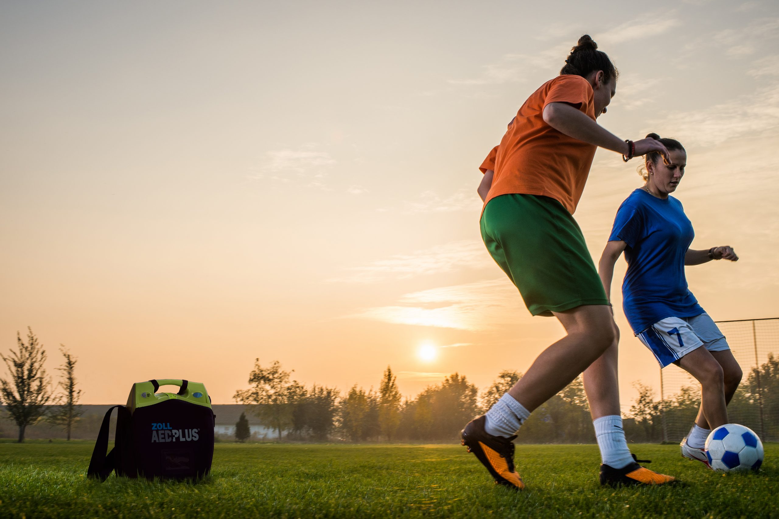 STAR aid PS ENV WomanPlayingFootball AEDplus 1 scaled